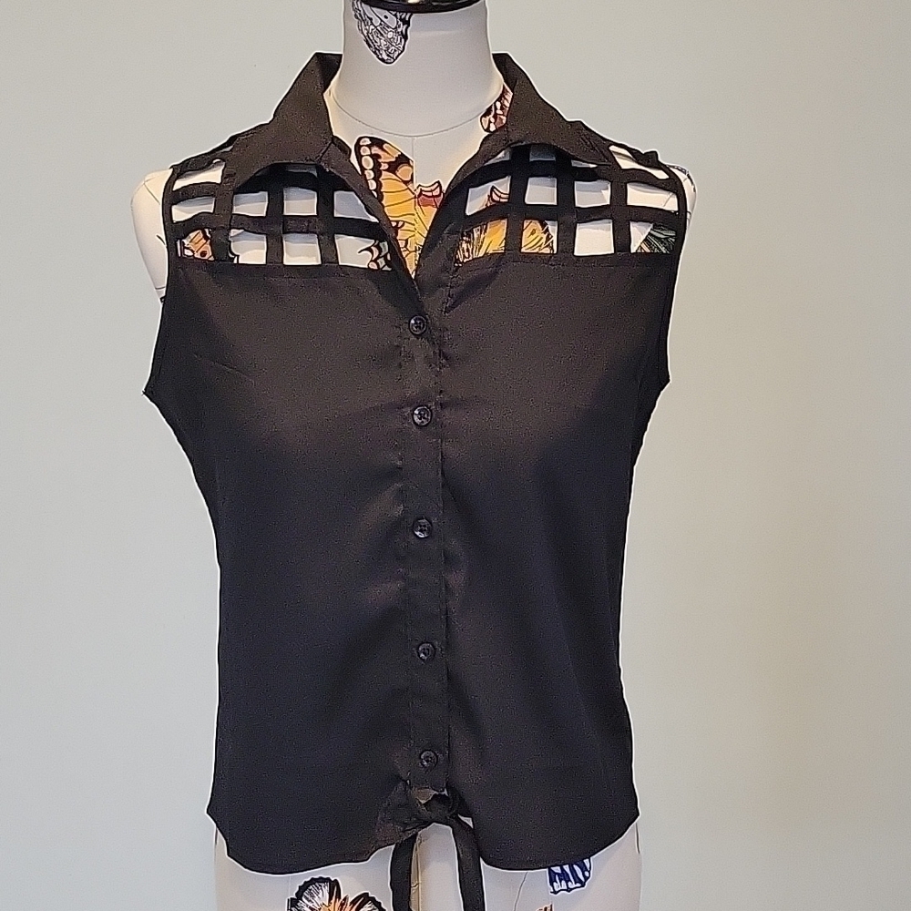 𝅺HELIUM black sleeveless top with collar. Ties at waist.  Size is Medium.